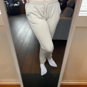 Beige mjukisbyxor - Säljer ett par superbekväma beige mjukisbyxor från Divided i storlek M. De har en elastisk midja med snörning och muddar vid bensluten. Använd några få gånger🌸
