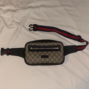 Gucci väska - En jätteskön beige Gucci väska som passar jättefint till sköna sommar dagar eller vanliga vardagar. Väskan är använd endast 4-5 gånger och är i nyskick. Pris kan diskuteras vid snabbaffär 