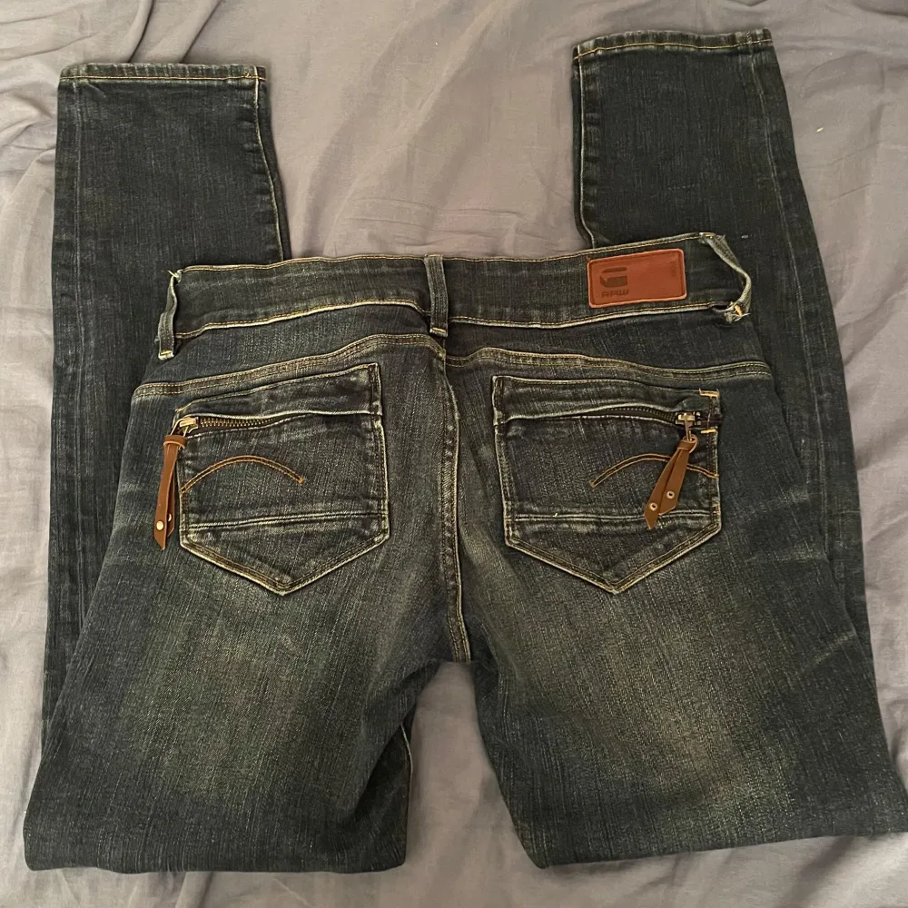 Ursnygga jeans som är straight leg, W27 L30☺️ De sitter lågmidjat och det finns tecken på användning men bra skick. kontakta mig om ni har några frågor<3. Jeans & Byxor.