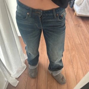 Dirty washed jeans - Säljer ett par blå jeans. Jeansen har en jätte snygg tvättad look. Perfekta för både höst och vår! Orginalpris är 590kr.