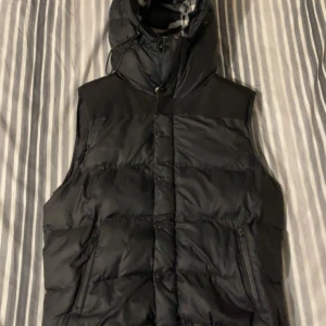 Burberry Jacka - Säljer Burberry väst/jacka strl S 