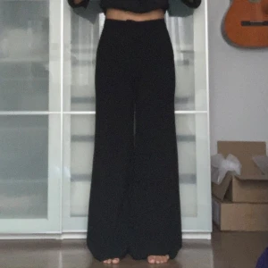 Svarta Vida Kostymbyxor  - Ett par snygga vida kostymbyxor från H&M i superbra skick. I storlek 36 och lite för långa på mig som är 166 cm.