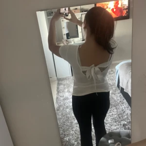 Topp - Jättesöt topp! Den är ganska djup i ryggen och har en rosett i silke😊  Jag har aldrig använt den eftersom att jag inte känner mig bekväm när det är tight.💗