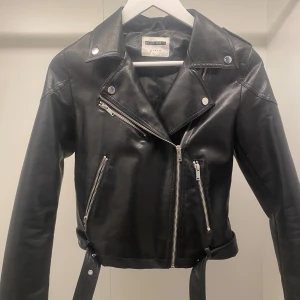 Läderjacka från Vero Moda  - Snygg läder jacka från Vero Moda som köptes för 600kr. Använd fåtal gånger och är nyskick. Skriv till mig för fler bilder eller frågor🤗