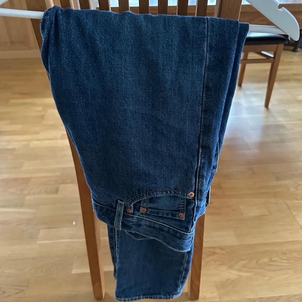 Säljer dessa Levis jeans i modellen 551z dock passar de typ samma som Levis 501 jeans. Storleken är 30 midja och 34 längd. Jeans & Byxor.