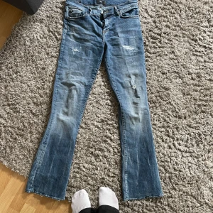 LTB jeans - Snygga LTB jeans avklippta längst ner men är fortfarande lite för långa för mig som är 171cm Dem är storlek M men skulle säga de passar M-L