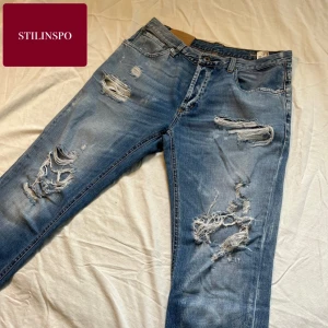 Dondup slim jeans ripped - Sjuka dondups med härligt slitage. Size: 32 Sitter som: slimfit 