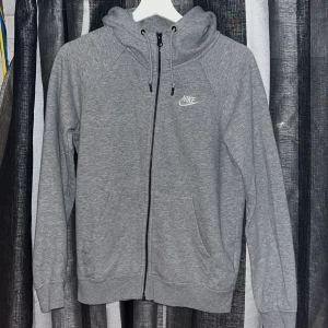 Nike kofta - Mycket bra skick inga skador köpt på nike. Funkar för er i storlek XS, S, M