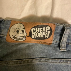 Jeans CheapMonday - Jeans från cheapmonday i storlek M fint skick, hål på knäna. 