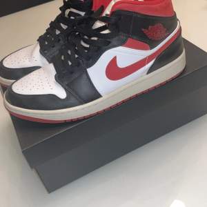 Jordan 1 gym red storlek 44 som är använda ett par gånger men är i väldigt bra skick. Köpta från Zalando men är slutsålda.