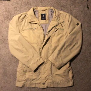 Fieldjacket - Säljer fieldjacket som va för stor i bredden Jättefin annars och i bra skick Passar stor M eller L