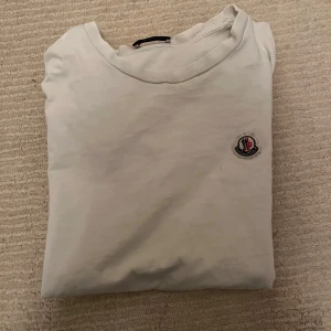 Moncler T-Shirt - Tja! Säljer denna T-Shirt från Moncler! Den har flertal hål men annars perfekt som undertröja. Tveka inte med frågor!🙌