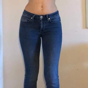 Low waisted bootcut från 2NDDAY!  Är i jätte bra skick och har inga skador, fläckar eller slit.