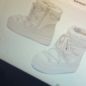 Jätte fina vinterskor❤️ - Jätte fina vinterskor perfekt nu när det blir kallt! Dem har inga defekter. Har använt typ 5 gånger så nästan som nya!💗 hör av er om fler bilder eller prisförslag💗