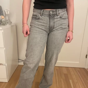 Gråa low waisted jeans från Gina tricot  - Bra skick!! Andvända några gånger! Bra i storlek.