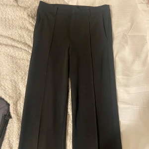 Kostymbyxor  - Säljer ett par svarta kostymbyxor från Kappahl i storlek 152