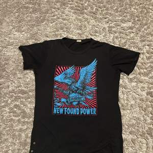 En fet vintage T-shirt från vailent i storlek L. Har ett väldigt litet hål på framsidan men syns knappast (se bild 4) och därför säljer jsg den så billigt. DM:a vid funderingar!