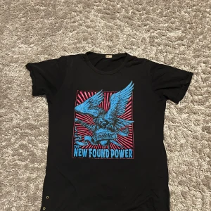 vailent T-shirt - En fet vintage T-shirt från vailent i storlek L. Har ett väldigt litet hål på framsidan men syns knappast (se bild 4) och därför säljer jag den så billigt. DM:a vid funderingar!