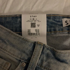 Jeans  - Säljer dessa oanvända jeansen från stay, super snygga och passar till personer som gillar att det sitter mer löst åt benen! Inköpspris 600kr, säljer för 250kr+frakt men priset kan också diskuteras!🥰🥰 hör av er för fler bilder !