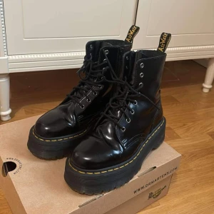 dr martins skor  - Jag köpte de för 2 år sen stl. 38. Det är ganska tung för mig så jag hade använt tip 6~7 gångar bara ( när jag var på fest o sån). Några repor på toppen annars fortfarande som nytt