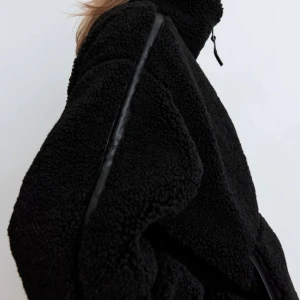 Ny teddyjacka pilejacka från H&M i stl S - Ny med tags. En svart tjock och varm teddyjacka i mjuk pile med kantband i ytbehandlad kvalitet. Jackan har lös passform, ståkrage, tvåvägsdragkedja fram och kängurufickor. Fodrad. Storlek: S (oversize)