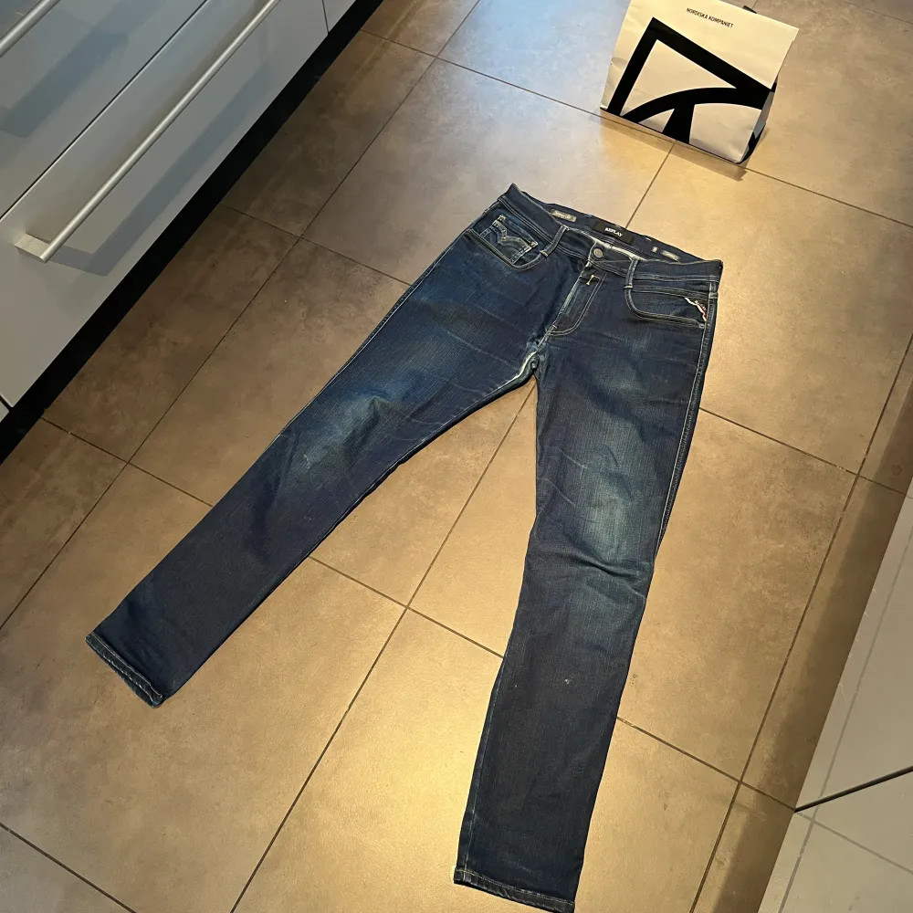 Hej, säljer dessa riktigt feta replay anbass hyperflex | skick 8/10 | lite skav som inte märks | stolek 32/32 modellen på bilden är 180 | släng iväg ett dm för frågor! 🙌🍾. Jeans & Byxor.