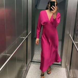 Rosa satinklänning ZARA - Jätte fin satinklänning från Zara  Använd 1 gång på bröllop Nypris 659:- Storlek S 🩷