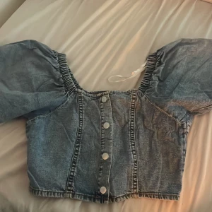 jeans topp - jättefin nästan aldrig använd jeans topp som man knäpper där framme och med puffiga armar. storlek xs 