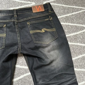 Nudie jeans - Ett par nudie jeans med en riktigt skön tvätt. Jeansen är i bra skick och inga märken på slitage.  Storlek 32/32.  Nypris runt 1600, mitt pris 849.