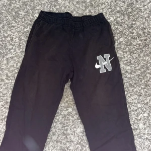 Nike retro mjukisbyxor - Nike mjukisbyxor Nypris:1000 