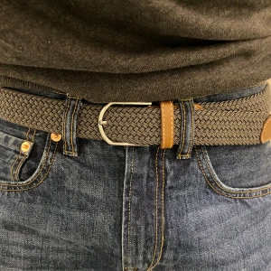 Flätat bälte - Riktigt snyggt grått flätat bälte. Bältet är skit snyggt och passar till dom flesta färgerna. Jätte skönt bälte. Perfekt för att lyfta en outfit 