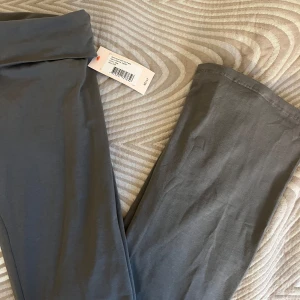Low waist yoga pants  - Utsvängda yoga pants från Nelly  Säljs pga fel storlek  