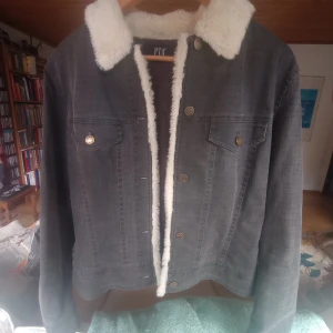jeansjacka - fin vadderad höstjacka med pälsdetalj 