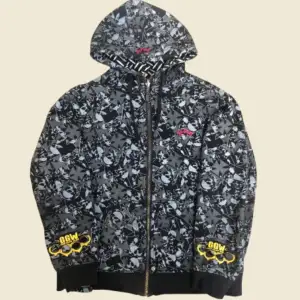 Skitfet y2k grail zipup hoodie som tyvärr inte kommer till användning. Den är i Jättebra skick utan något märkbart slitage  Mått: Längd: 67 Bredd: 57 Armlängd(från luva): 74