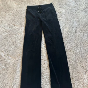 Juicy byxor - Nästan oanvända juicy byxor. Säljer då de inte är min stil längre. Köpta på Johnells för ca 1100. Storlek xs. Skriv vid frågor eller om ni vill ha fler bilder.