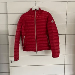 Moncler daniel - Säljer nu min grymt snygga moncler daniel jacka i röd. Jackan i storlek 2 vilket passar S ish. Tyvär har en söm låssnat på ena armbågen men går lätt att fixa om jaf inte gör de själv! Tveka inte på att höra av dig såklart äkta! bra skick.