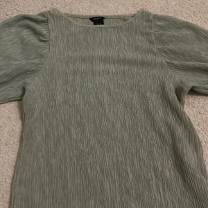 Blus - Fin tröja, har inga defekter. Säljer den på grund av att jag inte använder den längre. Sitter jättebra 