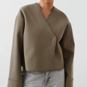 Gina tricot kappa - Säljer min kappa ish från Gina som inte kommer till användning. Storlek S  Säljer för 190kr. 