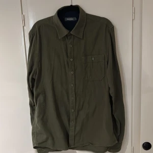 Overshirt  - Overshirt från dressman. Skick 8/10. Storlek Large. Riktigt snygg mörkgrön färg. Skriv för fler bilder eller andra frågor!