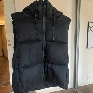 svart dunväst - jättefin svart dunväst ifrån zara i storlek M, använd max 5 gånger så inga defekter förekommer 💕