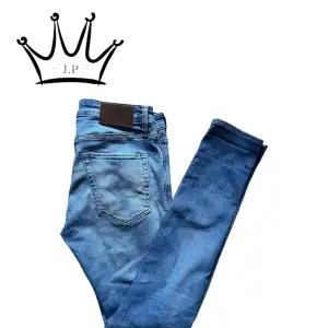 Säljer nu dessa fräscha blåa jeans med små slitningar ifrån Jack&jones. Skick 9/10. Modell är skinny fit/Liam. Modellen på bilden är 189cm och väger 75kg. Kontakta oss för fler frågor eller funderar!