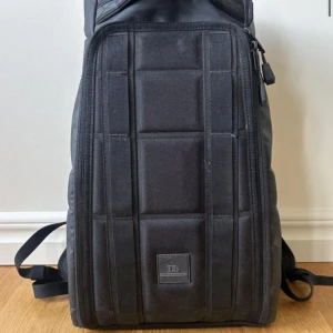 Douchebag - Säljer min väska från douchebag som jag använt en säsong, finns lite defekter annars är den som ny!  20 liters väska  Skriv om prisförslag och om mer bilder! 