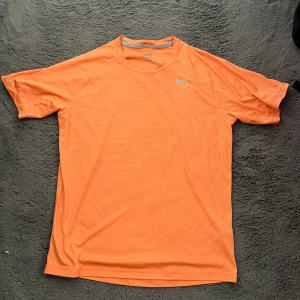 Orange Korall Puma tränings T-shirt - Oanvänd, väldigt fin och tunn trönings t-shirt, storlek: S