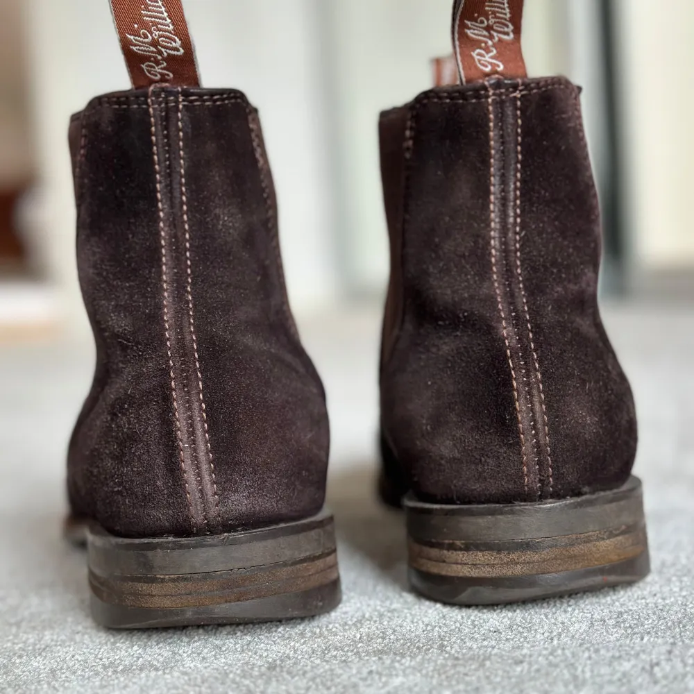 R.M. Williams Blaxland, Chocolate/Suede. Väldigt gott skick, alltid handrengjorda. Säljes med kartong.   Stl. 43,5  (9 G, RM Williams mått) Nypris 5995kr, nu endast 2000kr. Skor.