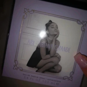 ARI Ariana Grande 100ml - Oöppnad parfym i 100ml. Parfymen heter Ari av Ariana Grande