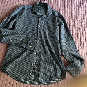 Rutig skjorta från TWN Slim Fit S Damat  - Snygg rutig skjorta från TWN i storlek M slimfit S Damat Skjortan har en stilren design med smal passform och långa ärmar. Perfekt för både vardag och fest! Kontor Den är i nyskick och har knappar framtill.