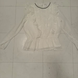 Vit blus från lindex - Jättesöt vit blus från lindex i storlek 146💞Jättebra skick, passar perfekt som typ fest topp. Tveka inte att höra av dig vid frågor!