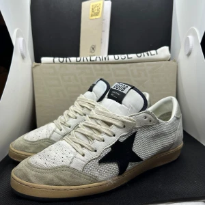 Golden Goose Ballstar - Golden Goose Ballstar i bra skick | Vissa slitningar kommer från fabrik, men som har blivit tydligare under användning | nypris runt 7000kr | Storlek 42, passar 43 |Äkthetsbevis finns om sådant önskad | Hör av er vid frågor!
