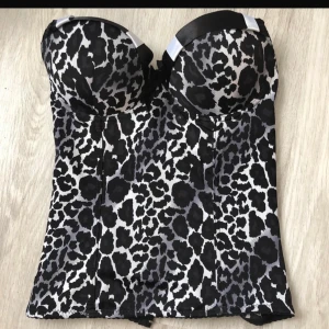 Korsett - Jätte snygg Svart vit Leopard korsett/ tub topp  Den har spännen på baksidan 🌷 