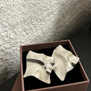 Originella örhängen  - Örhängen som inte kommer till användning, helt oanvända!!